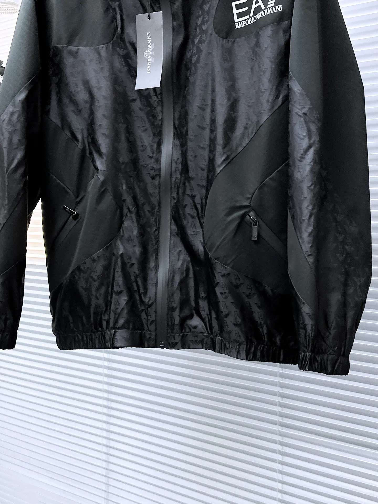 Armani official website Same Style, complete with three labels, on sale in advance. 2026 Autumn and Winter New Arrival men's jacket, Original with complete three labels, Premium version. Custom-made fabrics at the counter. Breathable, high comfort, impeccable details, brand element design concept, reflecting high quality. It feels delicate and soft, presents a casual cut, and has a great upper body shape. Sizes: M～3XL